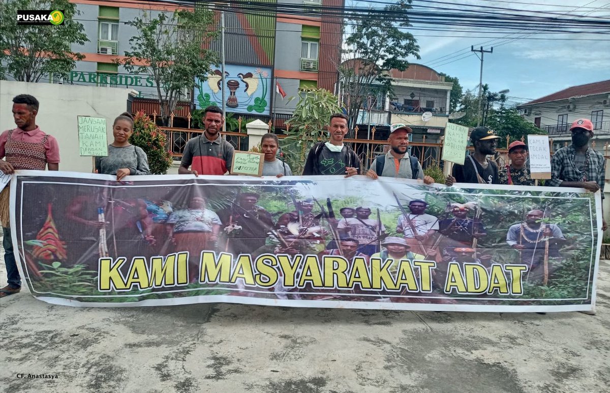 angkytm's tweet image. The environmental and indigenous peoples rights defenders from the Awyu Tribe, filed a lawsuit for the Environment &amp;amp; Climate Change at the Jayapura State Court (PTUN,03/13). The lawsuit over an palm oil plantation permit in a Adat Forest an area of ​​360,94km2. #StopDeforestation