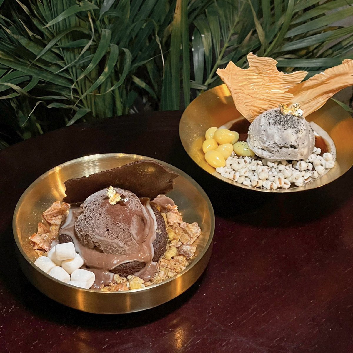 ThaNudChim's tweet photo. คาเฟ่ Craft Ice Cream เปิดใหม่ที่เยาวราช “Lucky Ngou” เป็นไอศกรีมโฮมเมดที่มีรสชาติเก๋ ซับซ้อน แต่อร่อยมาก นางทำเป็นฟีลบาร์ไอศกรีมเลยนะแบบมีการจัดจานฟีล Fine Dining เลยค่ะมีเบสท์ panna cotta, cake มีองค์ประกอบเครื่องเคียงต่างๆเลิศมาก อร่อยด้วย จบ #อร่อยบอกต่อ @aroii https://t.co/hwTUZEyOyq
