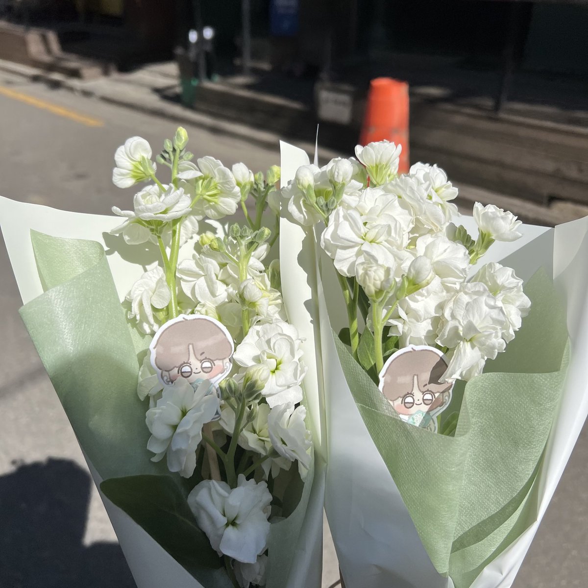 gugyu0506's tweet photo. 그리고 무엇보다 중요한 거.. 꽃이 너무 예뻤음!! 그리고 사장님도 친절하시고 물 떨어질 수 있다고 안내해주셔서 휴지로 잘 감싸서 다녔음 ㅎㅎ 그리고 다른 특전들도 너무 예뻤고 특히!! 선착 특전을 받은 게 너무 뿌듯했다..ㅠㅠ 너무 이쁜 잔들..ㅠㅠ https://t.co/7t33qazzBd