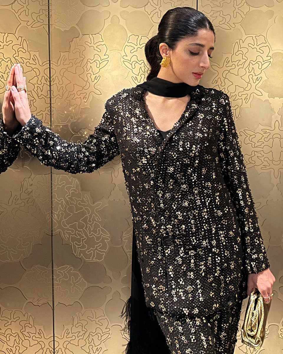 elantweets's tweet photo. Opulence personified, @MawraHocane stuns in a statement outfit from our luxury prêt collection 'Onirique'. This daring design in ebony is fully hand-encrusted with obsidian pearls and gold sequins, making it a bold and head-turning look. https://t.co/2ErxjsAhWH
