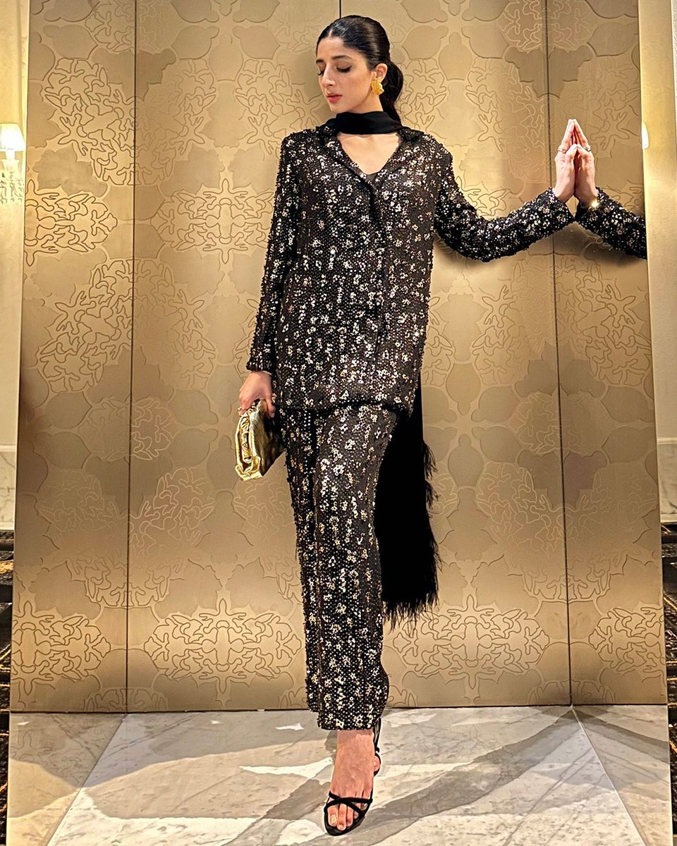 elantweets's tweet photo. Opulence personified, @MawraHocane stuns in a statement outfit from our luxury prêt collection 'Onirique'. This daring design in ebony is fully hand-encrusted with obsidian pearls and gold sequins, making it a bold and head-turning look. https://t.co/2ErxjsAhWH