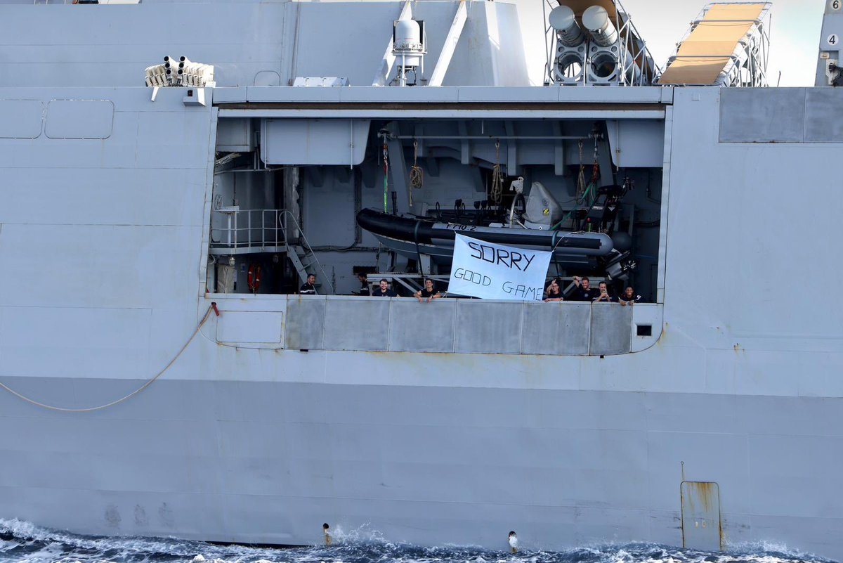 CapHornier_'s tweet image. La Marine Nationale qui croise un navire anglais à la mer.
#GoodGame
#ENGvFRA