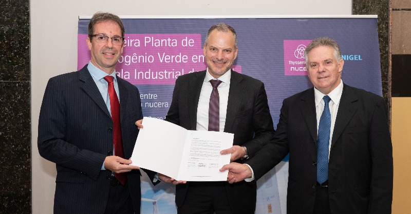 thyssenkrupp's tweet photo. Im Beisein von Bundesminister Robert Habeck unterzeichnen #Unigel und @thyssenkruppnca in #Brasilien ein MoU zur Erhöhung der Produktionskapazität für grünen #Wasserstoff. Die Kapazität der Anlage in Bahia wird von 60 MW auf 240 MW steigen: https://t.co/Z37pnxc8Eo @BMWK