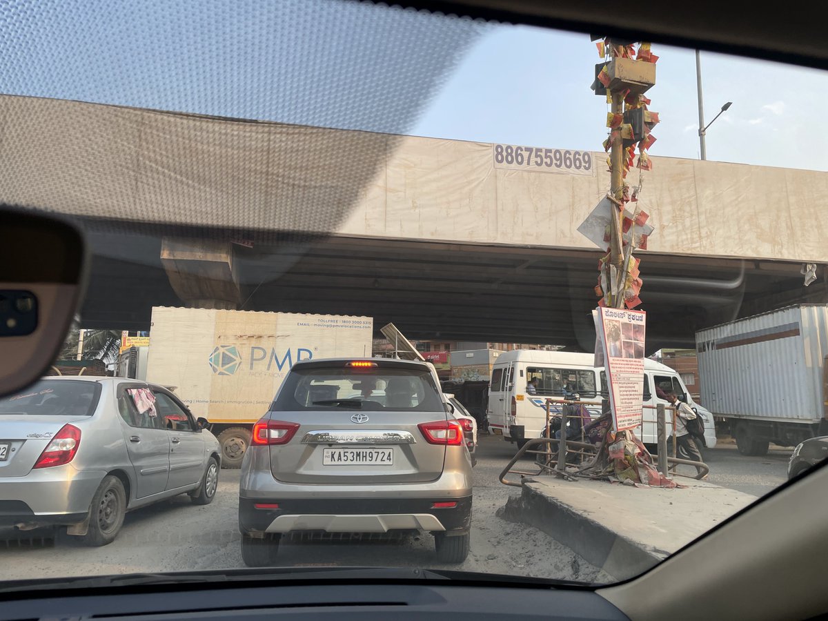 samrat75's tweet photo. @btppubliceye @DCPTrEastBCP complete chaos today evening at around 5:15 PM at Budigere junction of Old Madras Road. No traffic police in sight to manage the mess https://t.co/y7uojDzv4C