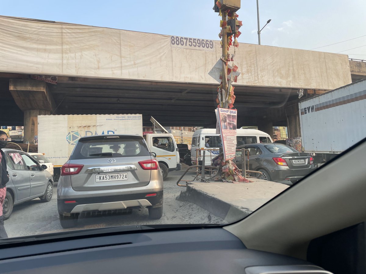 samrat75's tweet photo. @btppubliceye @DCPTrEastBCP complete chaos today evening at around 5:15 PM at Budigere junction of Old Madras Road. No traffic police in sight to manage the mess https://t.co/y7uojDzv4C
