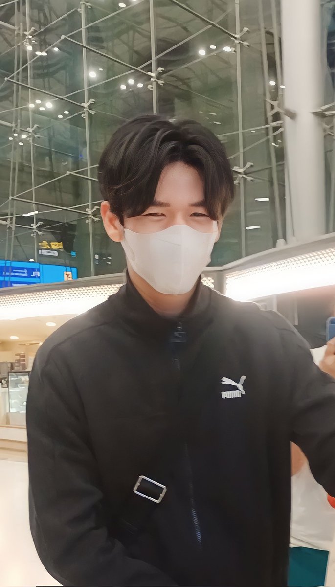 dino11021999's tweet photo. Even when he's tired, he doesn't forget to smile at his fans 🥹❤️
He gave me positive energy ✨🤍
#WelcomeBackMB #MosBank #moslhong #isbanky https://t.co/e0weCJyJOS