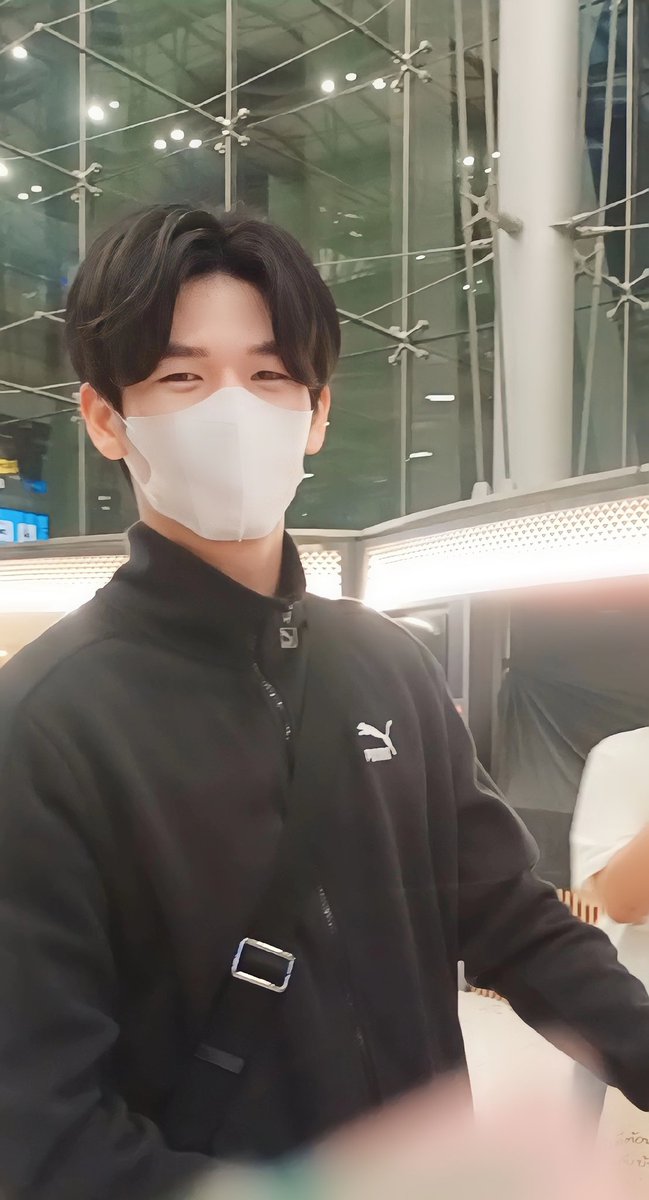 dino11021999's tweet photo. Even when he's tired, he doesn't forget to smile at his fans 🥹❤️
He gave me positive energy ✨🤍
#WelcomeBackMB #MosBank #moslhong #isbanky https://t.co/e0weCJyJOS
