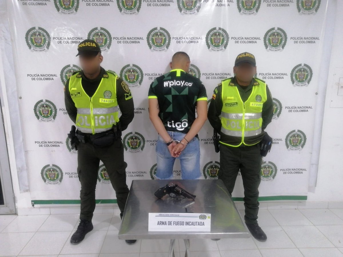 PoliciaMonteria's tweet photo. La Policía Nacional mantiene los dispositivos de seguridad en toda el área metropolitana de Montería. En la capital cordobesa fue capturado un hombre por el delito de porte ilegal de armas de fuego, gracias a la información entregada por la comunidad.
#ImplacablesContraElDelito https://t.co/wQEtYqiqAa