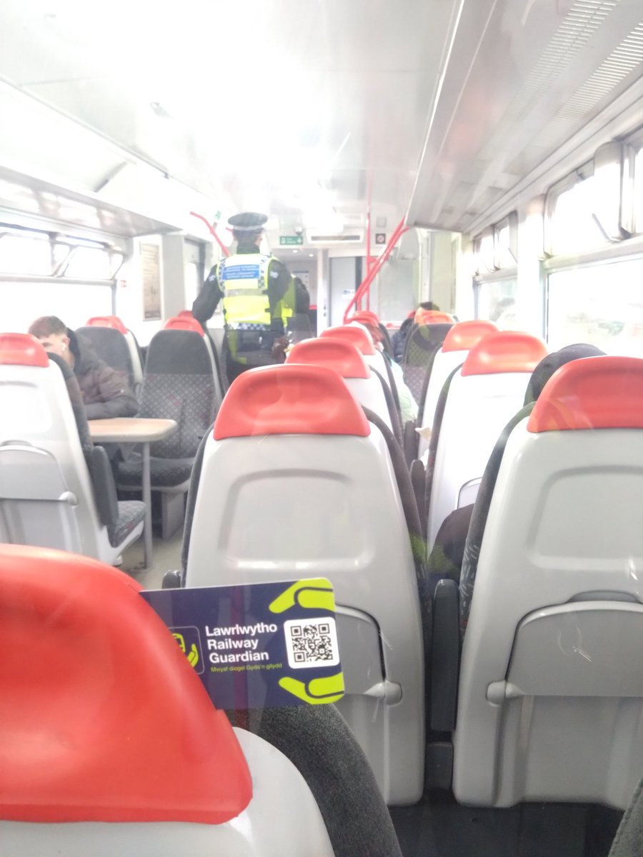 Our #Cardiff NPT has been out on trains engaging with passengers and rail staff. We've been busy promoting our new #RailwayGuardianApp, it's just one of the several ways you can contact us if you need to make a report.

📲Text 61016
📞Call 0800 40 50 40
🚨In an emergency call 999