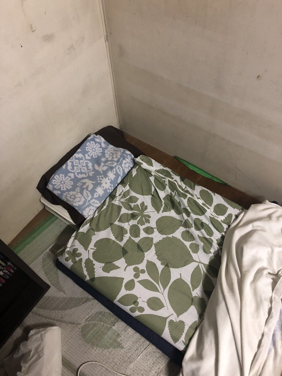 _(:3 」∠ )_ <まあ、稼いだお金は最低限の生活費以外はイラストのご依頼に使って界隈に還元を実現出来ていたということですね。

_(:3 」∠ )_ <相変わらず独房みたいな場所で寝てますし、マクドナルド様のドリンクのプラカップを洗って使ってます。がんばろ。 https://t.co/vt08dlFWpP 