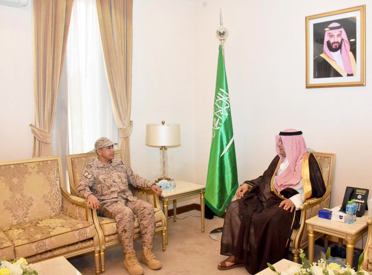 استقبل صاحب السمو  الأمير منصور بن محمد بن سعد ال سعود محافظ حفرالباطن بمكتبه اليوم، قائد المنطقة الشمالية اللواء الركن خالد بن عبدالله الجهني المكلف.
وهنأ سموه اللواء الجهني بمناسبة تكليفه قائداً للمنطقة، متمنياً له التوفيق في مهام عمله.
#حفرالباطن