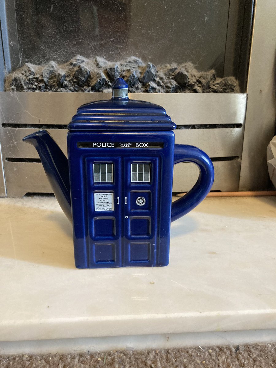 ahcrowley_a's tweet photo. This #MondayMug is clearly not a mug.
But there are days when you just need to grab the pot by the handle and tip the whole thing down your throat in one go.
(Safety notice: please don’t drink tea from the spout.
I am a professional nincompoop* and even I think it’s a bad idea) https://t.co/MsbprpKIlz