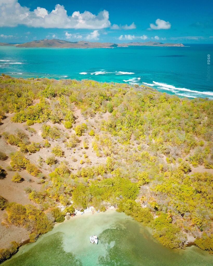Chaque îlet de la Baie du Robert abrite un trésor naturel. Elles sont toutes proches et quel plaisir de les visiter !

Cette vue a été prise depuis l'îlet de la Grotte, où l'on aperçoit l'îlet Chancel au première plan, puis la Presqu'île de la Caravelle … instagr.am/p/Cpum_fPMa-y/