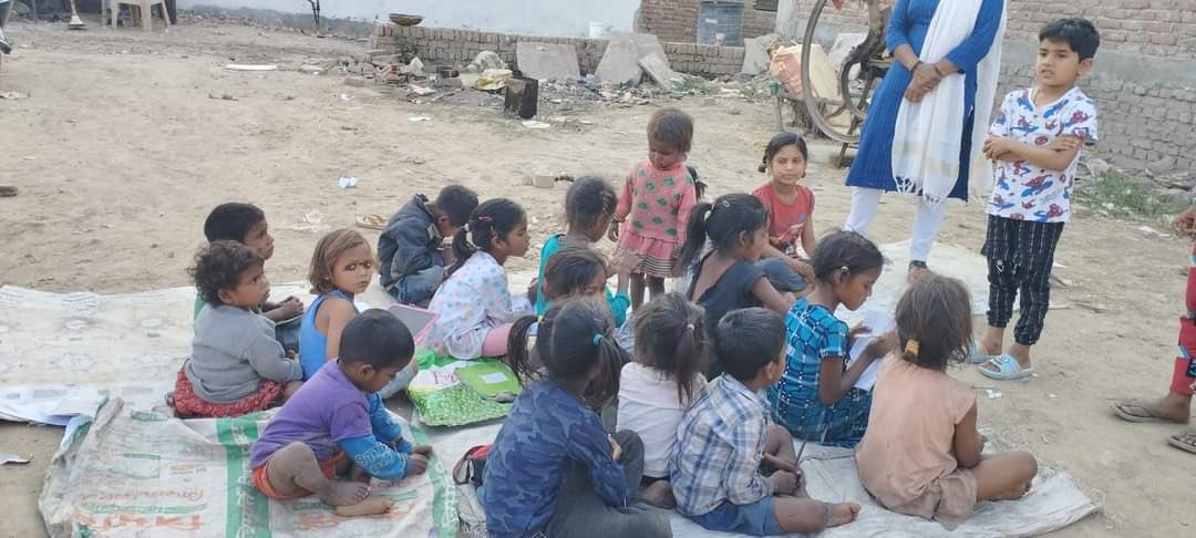 Ishtfoundation's tweet photo. #त्यौहारों की मस्ती खत्म अब चलो थोड़ी #पढाई करते हैं। 😄❤
पूरे जोश के साथ नन्हें सितारे मौजूद हैं अपनी पाठशाला में। आइये आप और हम मिलकर जलाते हैं शिक्षा की लौ इनके जीवन में ताकि देश की नींव को मजबूत बनाया जा सके। 
#postoftheday #changemakers #TogetherWeRise #SpreadTheWord https://t.co/fjLFXXMZu0