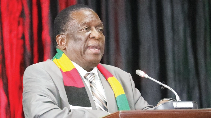Addressing thousands of people who attended the national field day at his Precabe Farm in Sherwood, #Kwekwe, on Sat, H E @edmnangagwa said #Zimbabweans must put each other first, before their political affiliation, to ensure peace before, during & after elections @TafadzwaMugwadi