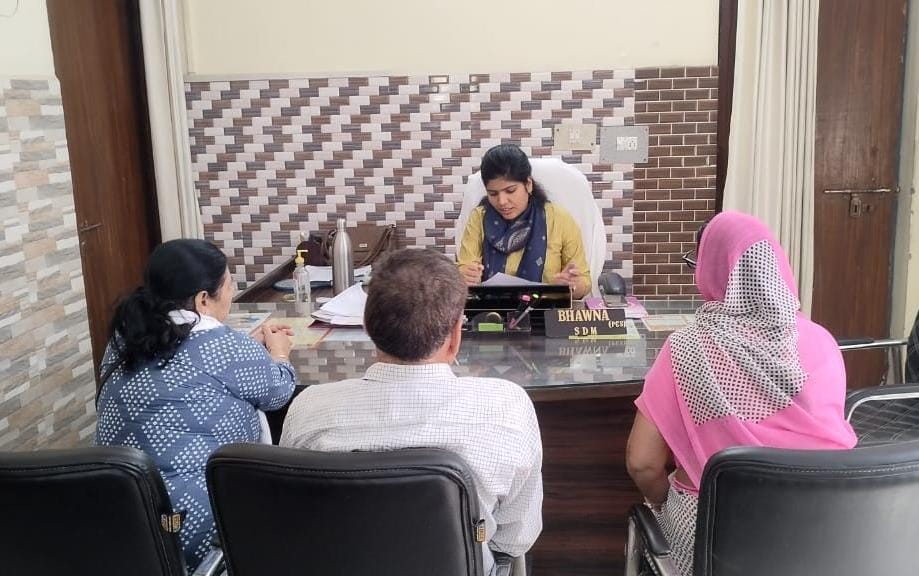 डीएम अलीगढ़ श्री इन्द्र विक्रम सिंह के निर्देश पर एसडीएम इगलास सुश्री भावना ने तहसील में आए फरियादियो की समस्याओं को सुनकर उनका समाधान किया तथा अधीनस्थ अधिकारियों को निर्देश दिए कि तहसील स्तर पर किसी भी प्रकार की समस्या लंबित नही रहनी चाहिए।