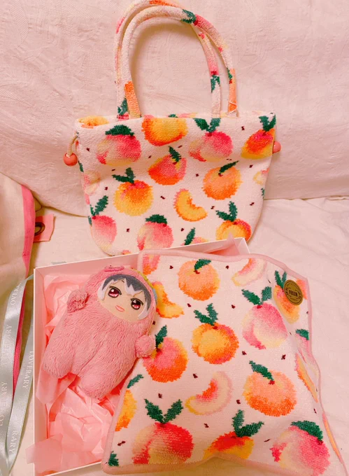 ほしいと思っていたけど売り切れだったりお高いなって諦めていたものをまさかのまさかで前職場の神パイセンが1ヶ月前のお誕生日祝いで送ってくださりマジで泣いている 本当に感謝天才? 