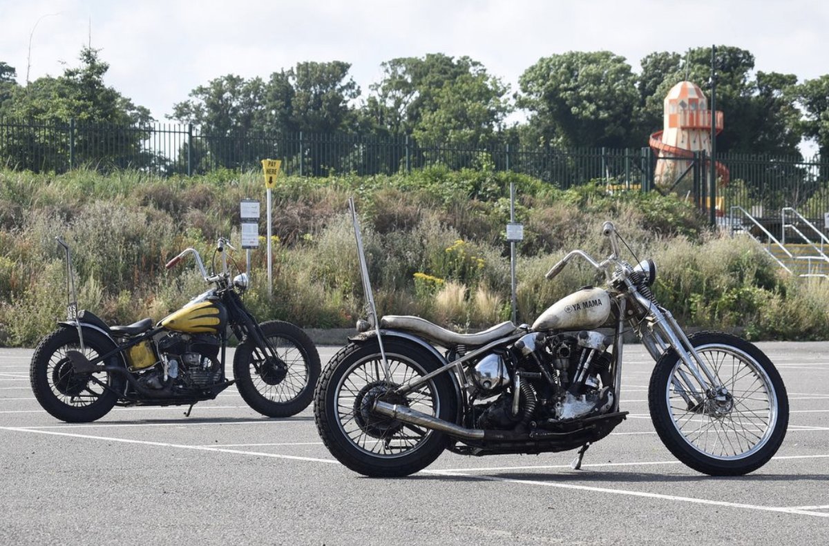 LowbrowCustoms's tweet photo. Couple a bad to the bone scoots from @luvklylukepartssupply and @leftie143 on @the101run Pretty rad shit. #choppers #chopperfriends #101run #chopperlife #thatchopperlife #choppershit #knucklhead #flathead https://t.co/xaCOGLRD9B
