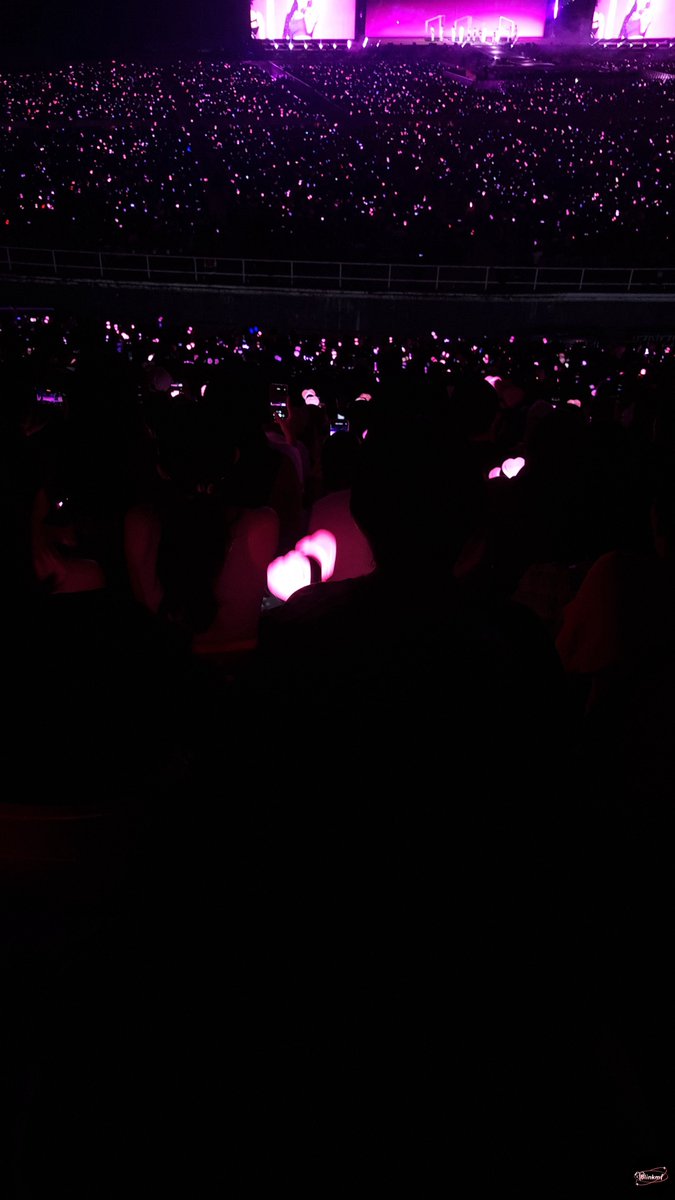 blinkmf's tweet photo. [BP] Setelah nonton day1 di vip terus day 2 di cat 1  ternyata lebih seruan crowrd di atas woyyy pada kompak nyanyi semua 😭😭 https://t.co/zRLUOTzUti
