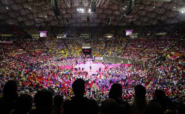 Feminismo. 8 de marzo de sonrisas y banderas. Maduro anuncia la Gran Misión Mujer Venezuela bit.ly/3ZJVBUr 

#ChávezDelMundo