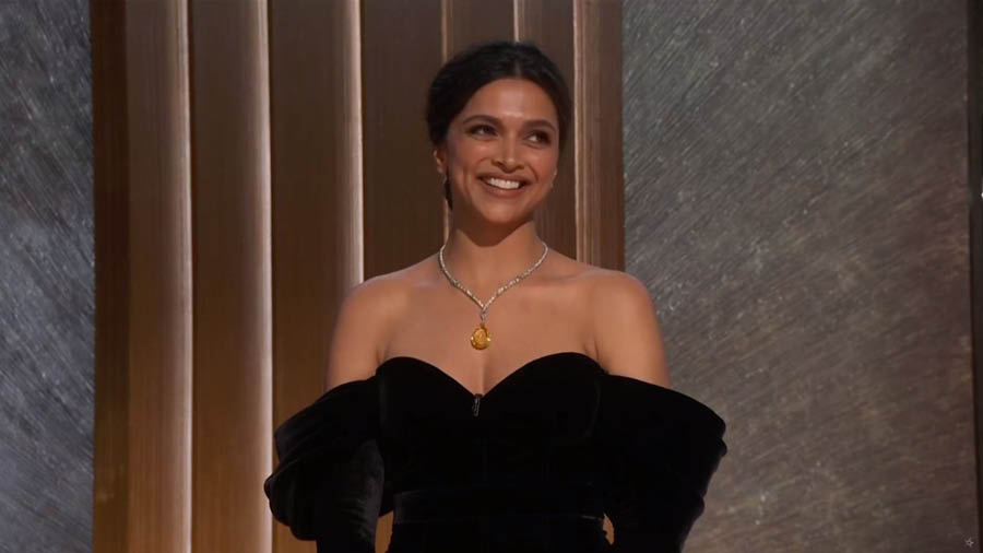 illusionistChay's tweet photo. Deepika Padukone is the first Indian Presenter at the Oscars who got the stage solo all for herself to introduce the nomination. And how fearlessly, eloquently she has conducted herself! 

She's one in millions. 🥺💙 https://t.co/9IHa1GBqxq