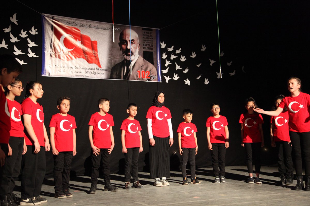 İstiklal Marşı'nın Kabulü' nün 102. yılında ilçemizde düzenlenen İstiklal Marşı'nı Ezbere Güzel Okuma yarışmasında ilkokullarda İlçe 2. olan öğrencimiz Yiğit Seyfettin Bildirici' yi tebrik ederiz. @fikretdag01 <a href="/Korkmazemin49/">Mehmet Emin KORKMAZ</a> <a href="/Ozdenmutluk49/">mutluk özden49</a>