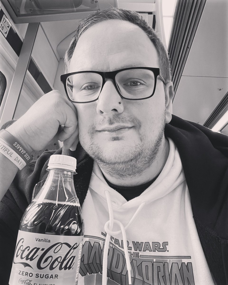 TezzaBelle88's tweet photo. Just a city boy
Born and raised in Yorkshire
He took the 13.09 train going hoooooooome (Sheffield) 🚆
#MonochromeMonday #TheMandalorian #Grogu #CokeZero #VanillaCokeZero #OnTheMoveAgain https://t.co/nRBsdmwA0o