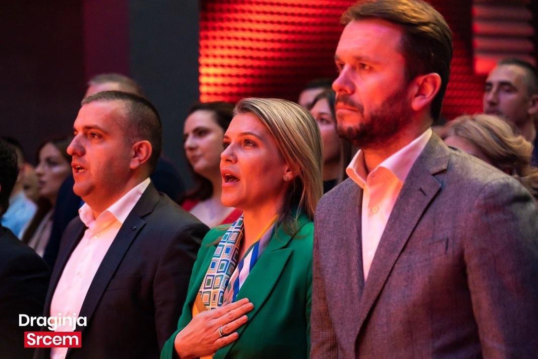 Draginja07's tweet photo. Prenosimo vam pobjedničku atmosferu sa konvencije u Bijelom Polju.
Za zemlju se glasa SRCEM. ♥️
#draginjasrcem #srcem https://t.co/TpLHhagOIZ
