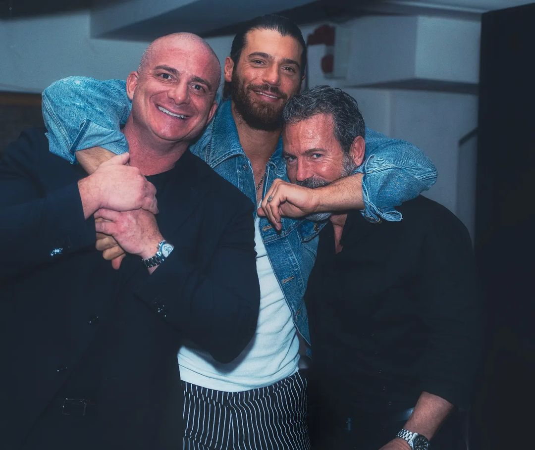 Post di Roberto, e scrive: questo abbraccio inaspettato raccoglie tutta la nostra amicizia e il duro lavoro fatto fino ad oggi. Orgoglioso di avere amici come voi.
Grazie 👊
Che belli che sono i nostri bei ragazzi 🫶🏻

#CanYaman #CanYamanForChildren #BreakTheWallTour2023