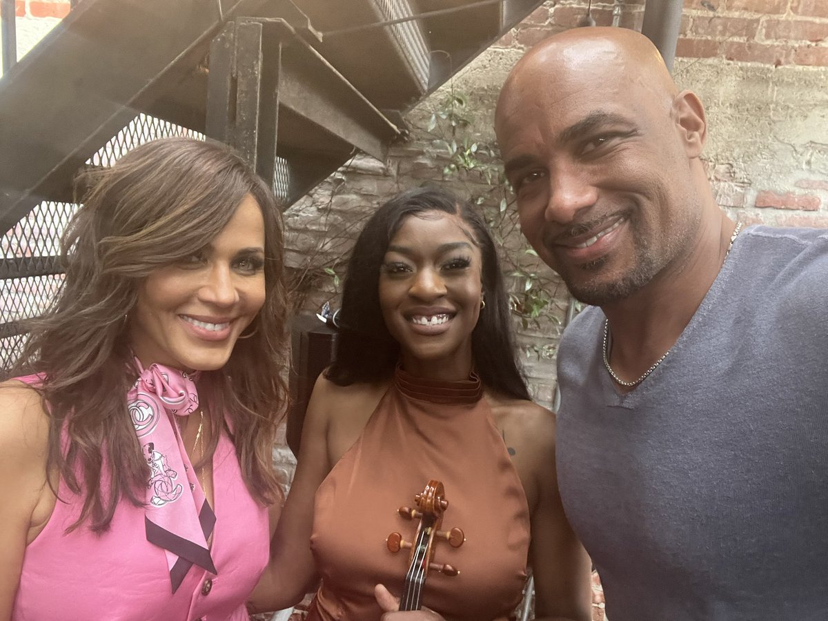 Thank you Nicole Ari Parker & Boris Kodjoe for having me out to perform for Boris’ Birthday Brunch 🥂🎻🎂 You could really feel the love in the room and I’m just honored to have been apart of it✨ #simonebonét #violinist #hiphopviolinist #blackviolinist