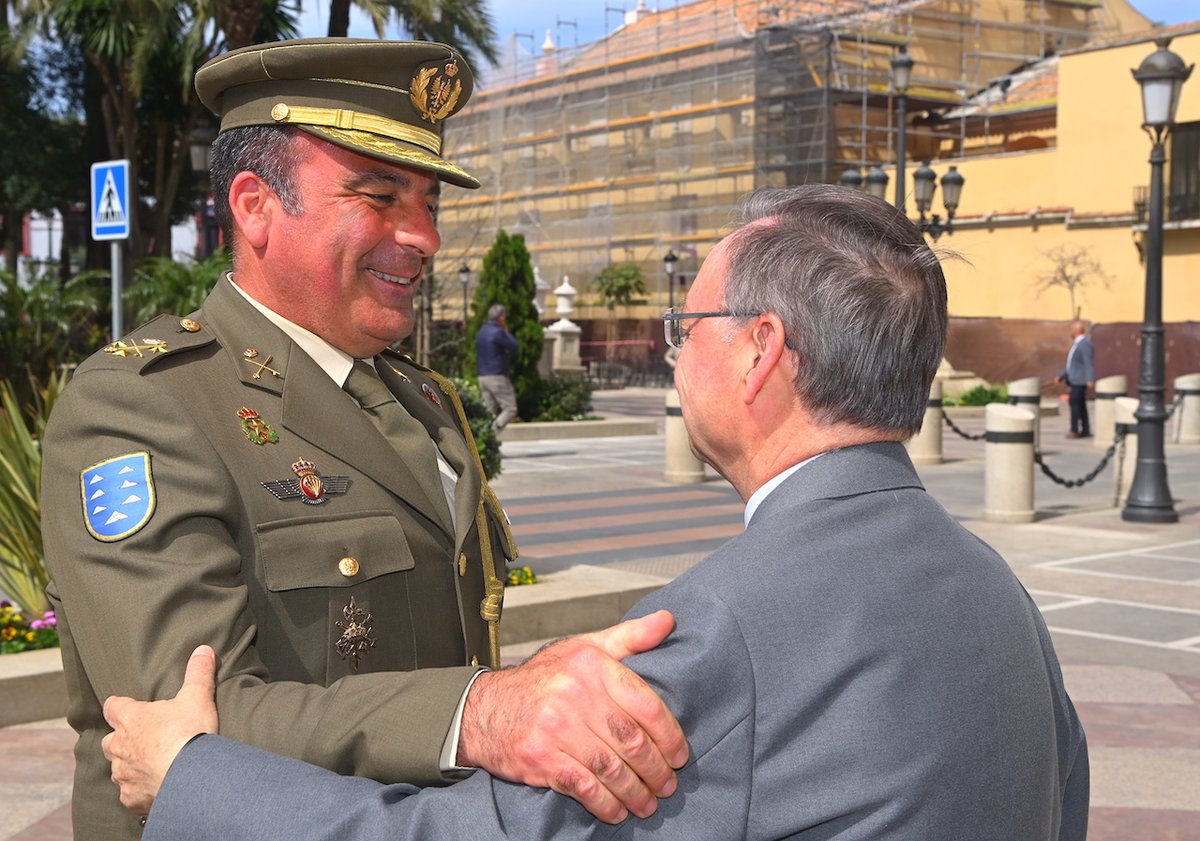 GobiernodeCeuta's tweet photo. El presidente de la Ciudad, @JuanVivasLara, acompañado por la vicepresidenta primera @mdeudel1, ha recibido hoy en el Palacio de la Asamblea al teniente general Julio Salom, jefe del @MCANA_ET https://t.co/b3Az6FVju7