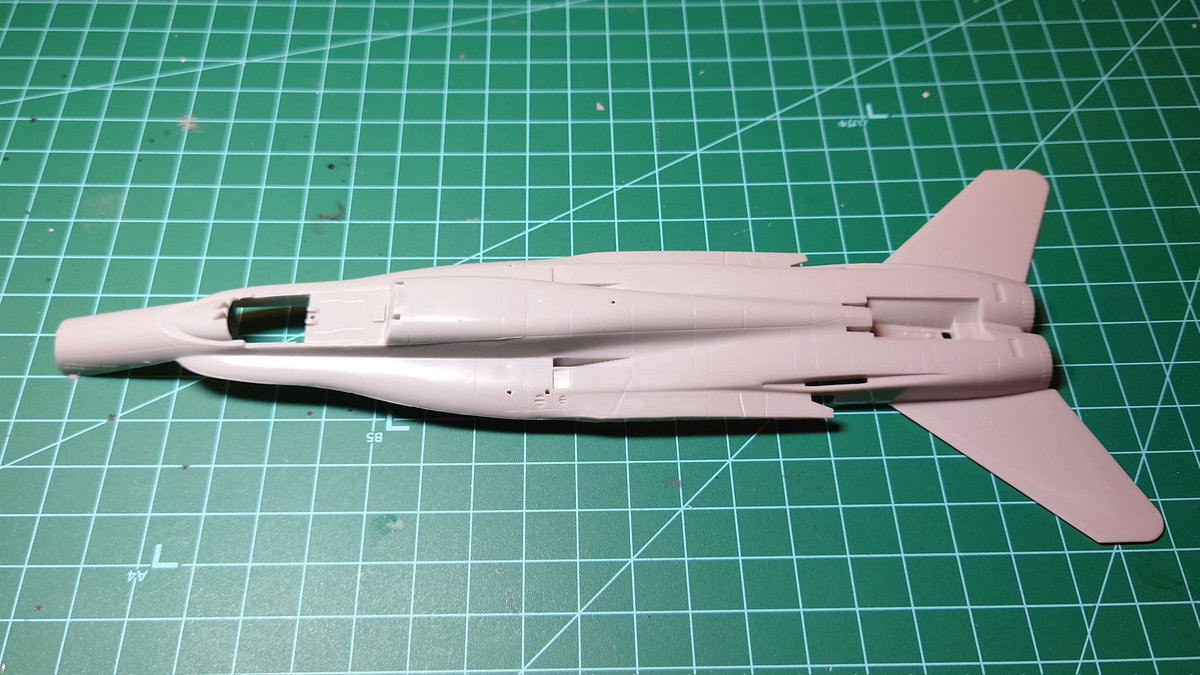 F/A-18C進捗
毎度おなじみコックピットの塗装組み立てからのスタート
ヒコーキ模型は初手がちょっと面倒なのよね
シートの合わせ目も消さずに色を塗ってデカールを貼って終わり！
キャノピー後ろのパーツは段差が目立つので擦り合わせをして接着
だいぶマシになったけどパテで合わせ目を消したいね