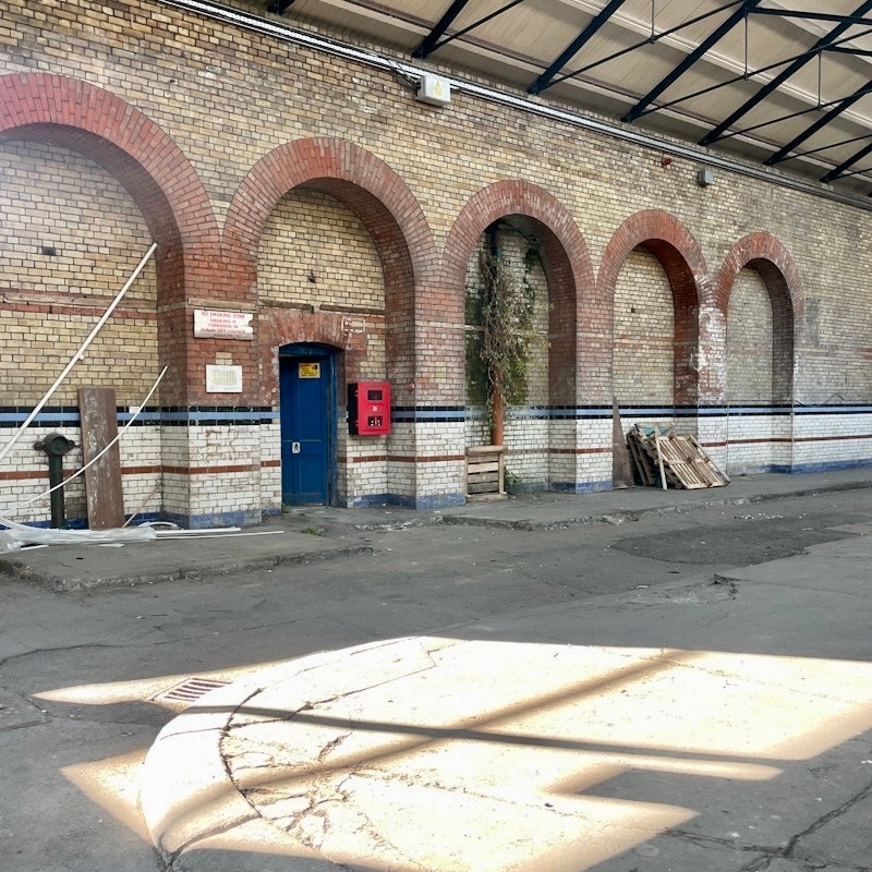 meauldflower_'s tweet image. 😎The sun is shining into the market today as deliveries for the build arrive onsite. We'll be sharing a behind the scenes look of the build over the next few days as the building is transformed for the first-ever Me Auld Flower Festival! 💚☘️ #maf23@stpatricksfest @andynoonan