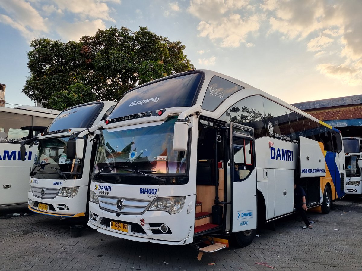 penumpangbus's tweet photo. Catatan perjalanan Malang-Jakarta bersama Damri BIH-007 (lagi)

Kebetulan dpt armada yg sama ketika brkt dari Jkt ke Mlg 3 hari sebelumnya

Tarif 480rb
Royal Class seat 2-1
Kode RYL-12
Mercy 1626

Minggu, 12 Maret 2023
Start Terminal Arjosari Jam 18:05

@BisKota_ @DamriIndonesia https://t.co/e4I17T8wue
