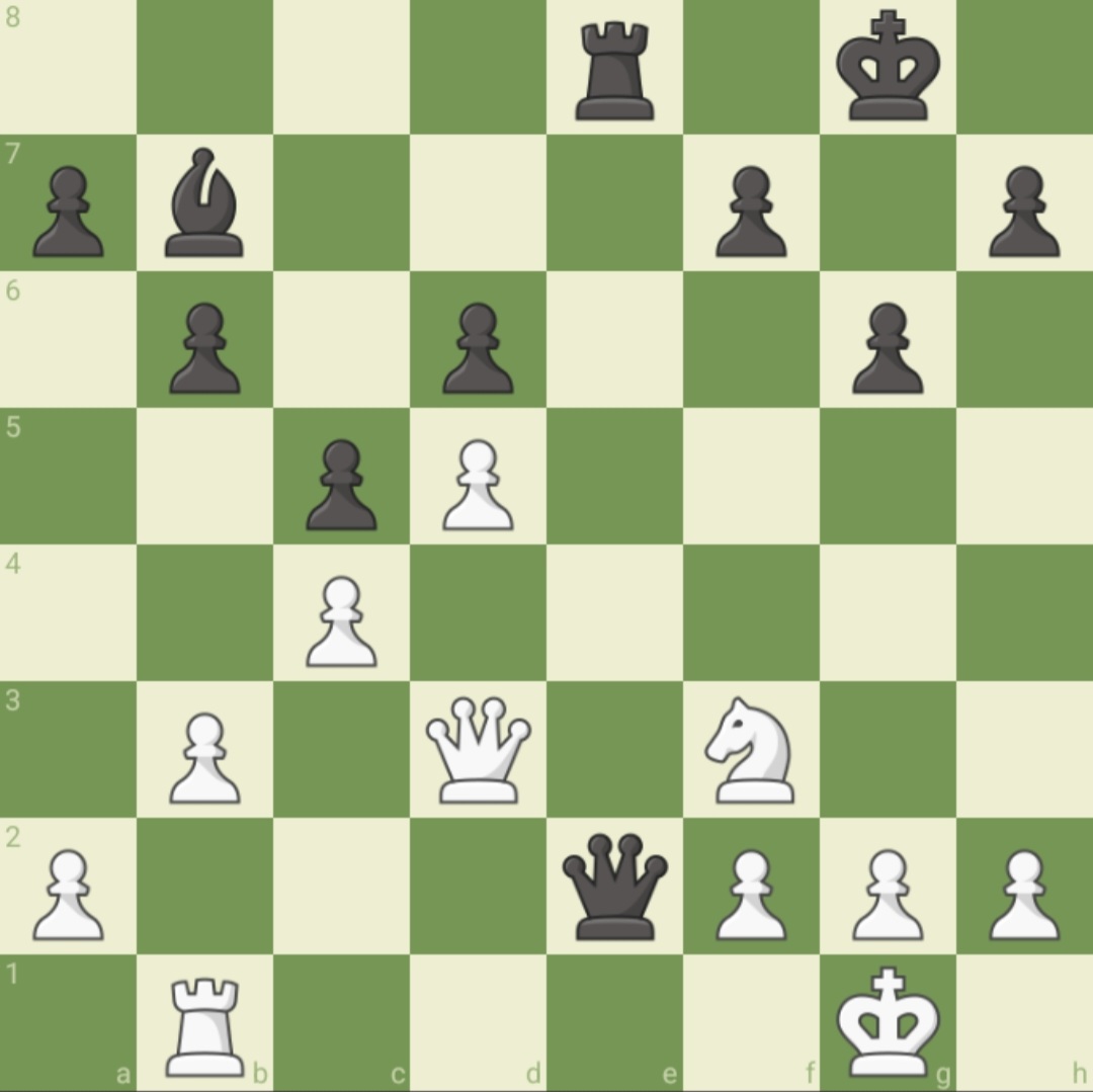 Position de ma partie d'hier. Les Noirs viennent de jouer De2, qui donne le seul avantage (noir ou blanc !) De toute la partie : +1.1 blanc. 

Quel est le seul coup qui garde cet avantage ? 

Merci à Oriane S., WFM de mon club, qui m'a aidé à analyser ma partie !

#chess #échecs