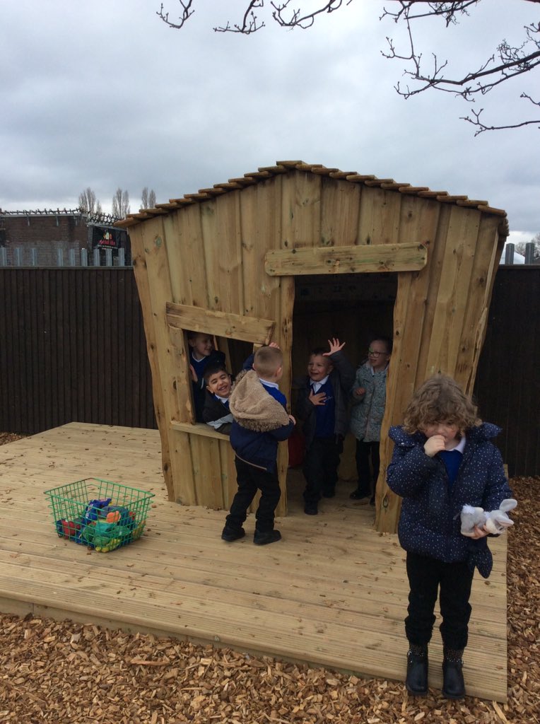 TPAYear2EL's tweet photo. The children are using their imagination this afternoon and pretending to act out the three little pigs. @DeltaTheParks @TPAF2LB #TPAF2Outside https://t.co/r5X0sUaAiw