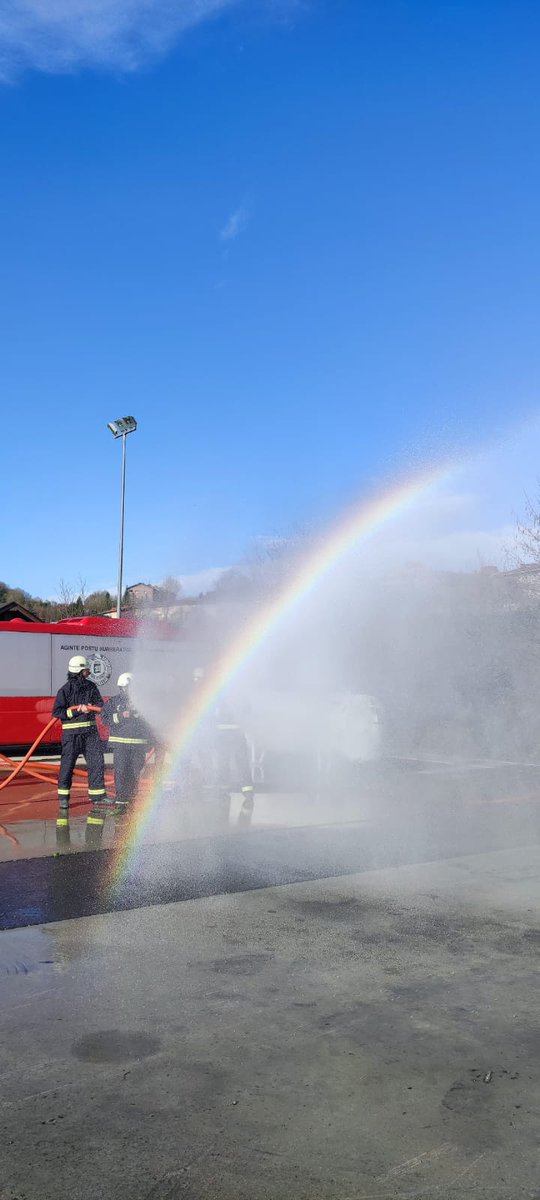 NautikaPasaia's tweet photo. Ejercicios de prevención y lucha contra incendios del certificado de formación básica en seguridad marítima #stcw en #Donostia #suhiltzaileak. Eguzkia eta euria, Erromako zubia! #ostadar 🌈🌈🌈 https://t.co/bCBaHgGjzH