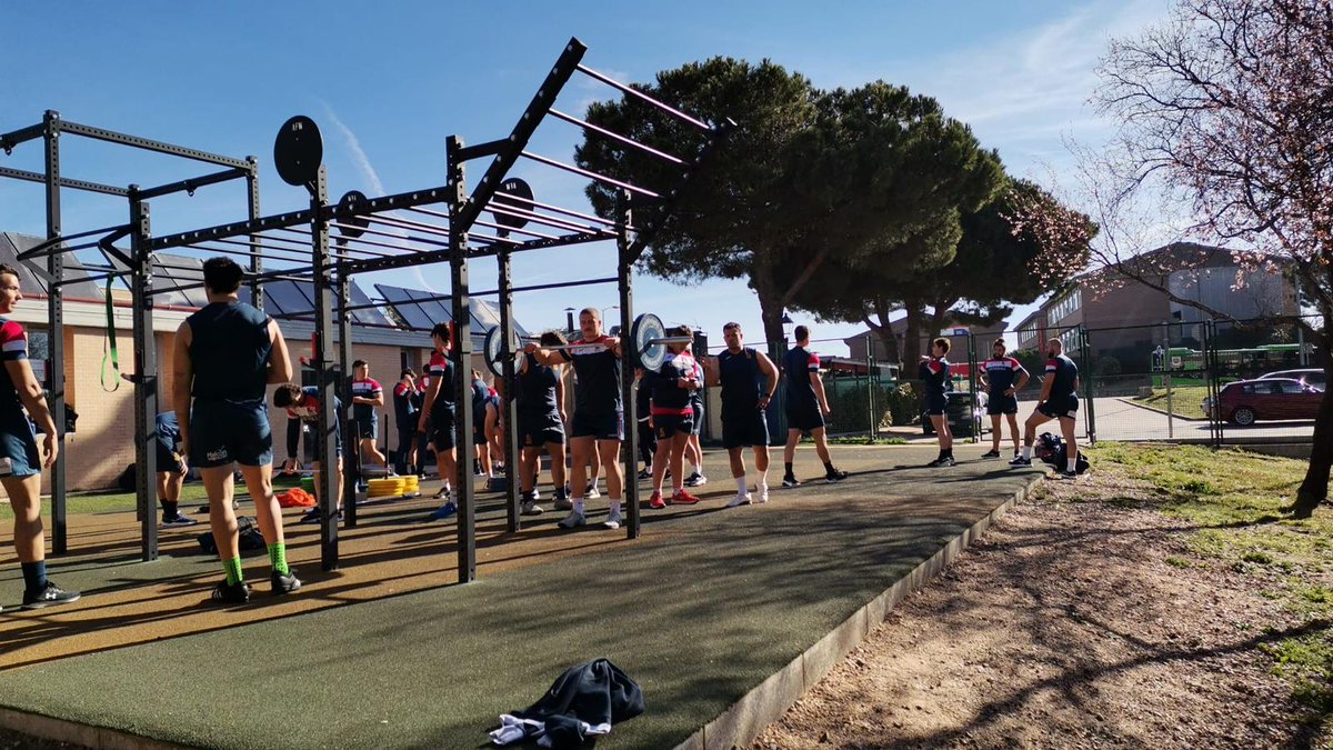 La Selección Absoluta de Rugby de España entrenando en la instalación de Crosstraining y Crossfit del Polideportivo de #Torrelodones <a href="/ferugby/">España Rugby</a> <a href="/AlfredoGPlata/">Alfredo García-Plata</a> <a href="/Varcosmartin/">Víctor Arcos Martín</a> #VamosLeones