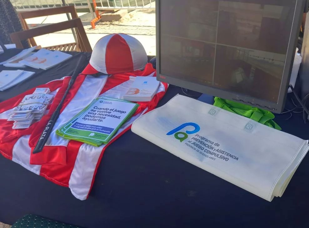 JResponsableBA's tweet image. El Programa acompañó al presidente de @LoteriaBA, @OmarGaldurralde y la vicepresidenta @Lali_Garcia_ en jornada por el Día Internacional de la Mujer Trabajadora. 

Se repartieron folletos,bolsas ecológicas e informó sobre los servicios públicos y gratuitos que presta el Programa