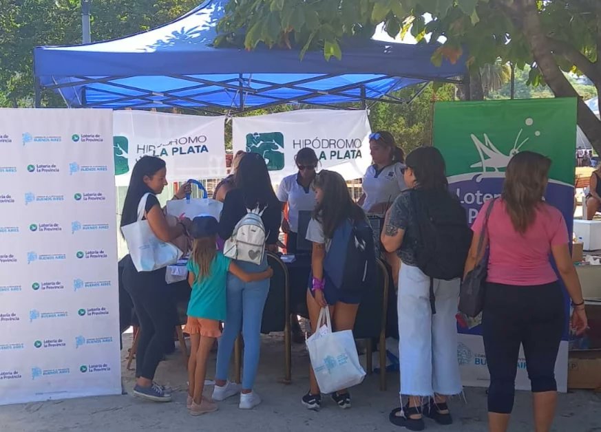 JResponsableBA's tweet image. El Programa acompañó al presidente de @LoteriaBA, @OmarGaldurralde y la vicepresidenta @Lali_Garcia_ en jornada por el Día Internacional de la Mujer Trabajadora. 

Se repartieron folletos,bolsas ecológicas e informó sobre los servicios públicos y gratuitos que presta el Programa