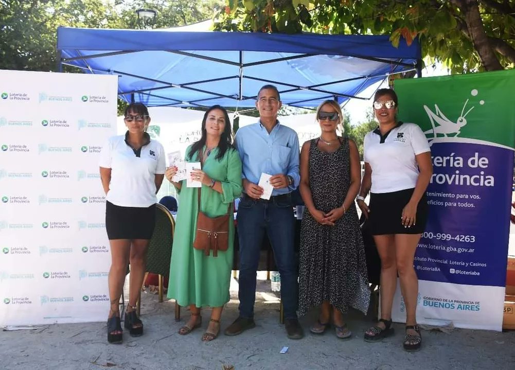 JResponsableBA's tweet image. El Programa acompañó al presidente de @LoteriaBA, @OmarGaldurralde y la vicepresidenta @Lali_Garcia_ en jornada por el Día Internacional de la Mujer Trabajadora. 

Se repartieron folletos,bolsas ecológicas e informó sobre los servicios públicos y gratuitos que presta el Programa