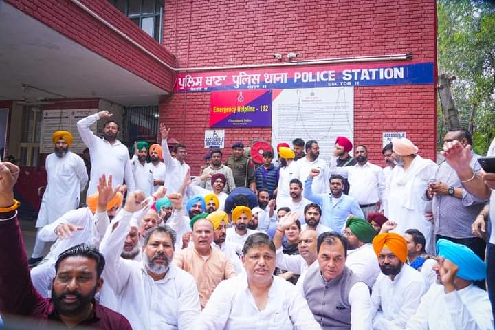 SandeepNijjar's tweet photo. ਅੱਜ ਕਾਂਗਰਸ ਪਾਰਟੀ ਦੇ ਪ੍ਰਧਾਨ ਸਰਦਾਰ ਅਮਰਿੰਦਰ ਸਿੰਘ ਰਾਜਾ ਵੜਿੰਗ ਜੀ ਦੀ ਅਗਵਾਈ ਵਿੱਚ ਦੇਸ਼ ਦੀ ਮੋਦੀ ਸਰਕਾਰ ਦੇ ਖਿਲਾਫ ਚੰਡੀਗ੍ਹੜ ਵਿਖੇ ਕਾਂਗਰਸ ਪਾਰਟੀ ਵਲੋਂ ਪ੍ਰਦਰਸ਼ਨ ਕੀਤਾ ਗਿਆ ਅਤੇ ਗ੍ਰਿਫਤਾਰੀਆਂ ਵੀ ਦਿੱਤੀਆਂ ਗਈਆਂ, ਸਨਦੀਪ ਨਿੱਝਰ ਚੇਅਰਮੈਨ ਓਬੀਸੀ ਡੀਪਾਰਟਮੈਂਟ ਜਿਲ੍ਹਾ ਜਲੰਧਰ ਕਾਂਗਰਸ https://t.co/2Cjx0IRO5G