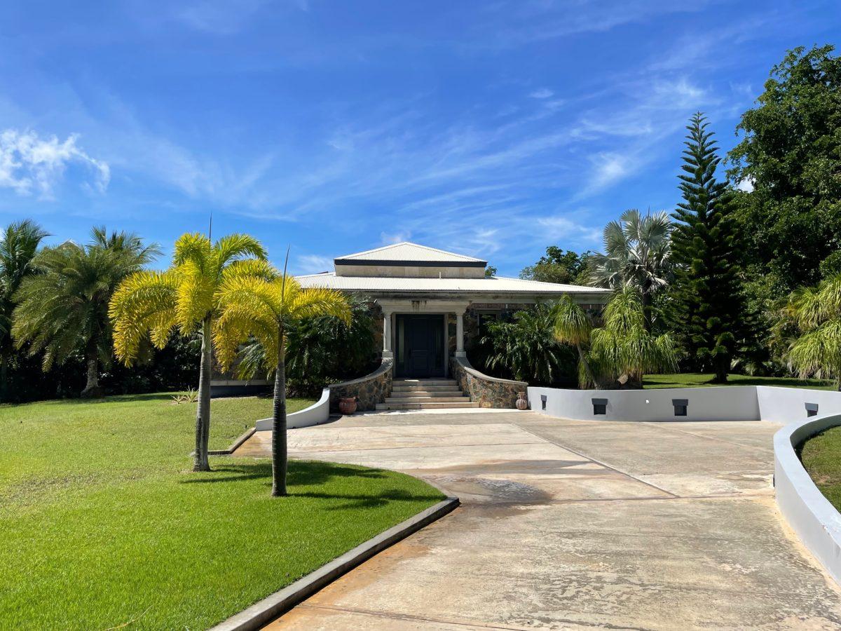 MysticalMermai's tweet photo. ‘’Welcome home” to the #MysticalMermaidVilla, close to #worldfamousbeaches, a consistently rated 5-star #property. There are 2-BR, 2-Baths, salt water pool and hot tub with mountain views. https://t.co/RL6boWJwQY https://t.co/JiRxyejTsd