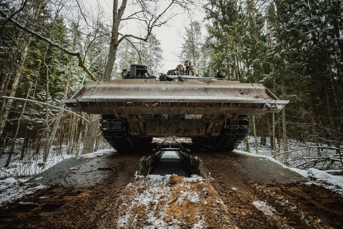 bundeswehrInfo's tweet photo. Kein Hindernis ist zu groß für sie: Bei #ExGriffinLightning auf dem #Truppenübungsplatz Pabrade in #Litauen schaffen die #Pionier​e vom #Panzerpionierbataillon 803 aus Havelberg bei Bedarf Wege, wo keine sind.
▶️https://t.co/bSQH4qmvZ4 
▶️https://t.co/Ki1MYcke0j https://t.co/Ynb4I9YuAM