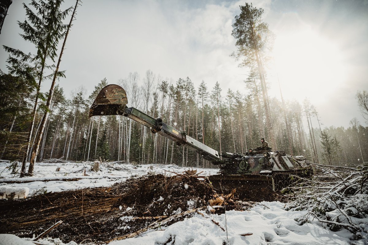 bundeswehrInfo's tweet photo. Kein Hindernis ist zu groß für sie: Bei #ExGriffinLightning auf dem #Truppenübungsplatz Pabrade in #Litauen schaffen die #Pionier​e vom #Panzerpionierbataillon 803 aus Havelberg bei Bedarf Wege, wo keine sind.
▶️https://t.co/bSQH4qmvZ4 
▶️https://t.co/Ki1MYcke0j https://t.co/Ynb4I9YuAM