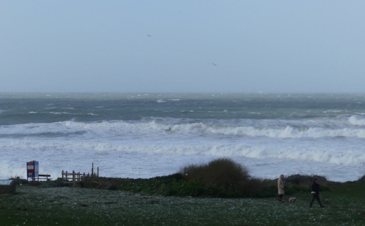 trev_toes's tweet photo. Shirley this should of had a storm name tagged to it๐ค #woolacombe #namethatstorm #dontcallmeshirley https://t.co/Qhru2cqC0W