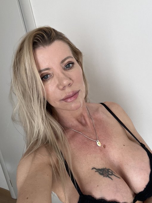 Volete vedere come sono finita cos&igrave;?🤣 il video lo trovate sul mio: https://t.co/UcdIf6aCX2  ❤️❤️❤️ https://t<a href="/tag/mvsales"class="tags"><span>#mvsales</span></a>