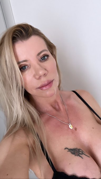 Volete vedere come sono finita cos&igrave;?🤣 il video lo trovate sul mio: https://t.co/UcdIf6aCX2  ❤️❤️❤️ https://t<a href="/tag/mvsales"class="tags"><span>#mvsales</span></a>