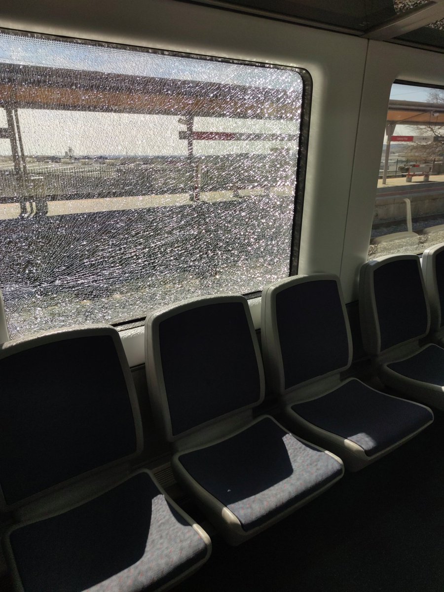 RoastingRenfe's tweet photo. Hoy en la C4-B tres ventanas así @CercaniasMadrid @Renfe por si acaso no os habíais dado cuenta... https://t.co/IgFI0iaoQ5