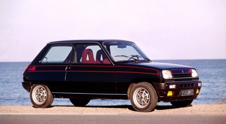 juliehenches's tweet photo. Une voiture en 1990 vs une voiture en 2023
Les voitures deviennent des tanks. En 30 ans le poids moyen d’une voiture est passé de 953 kg à 1,23 tonnes en 30 ans (Ademe). 
Une solution ? Taxer les voitures au poids. https://t.co/WizHxaLlkh